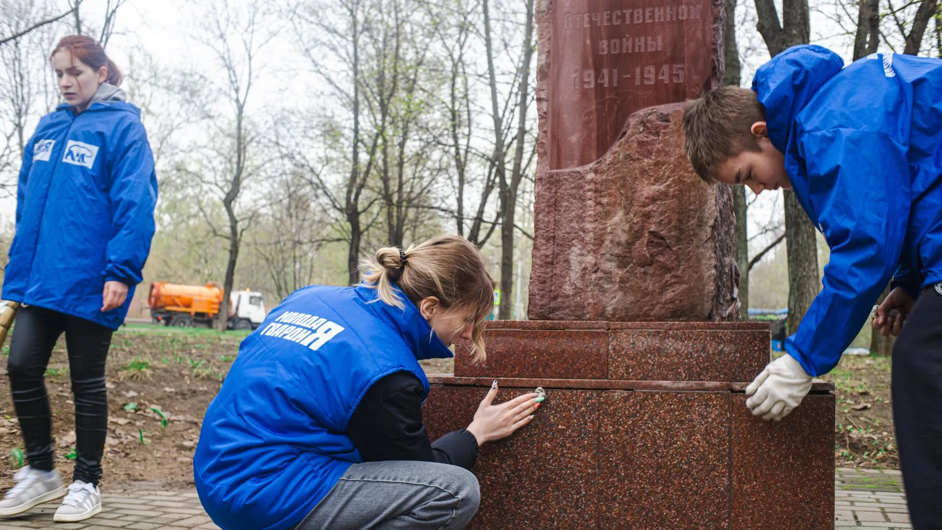 В Подмосковье прошел Всероссийский субботник по благоустройству памятных мест и воинских мемориалов