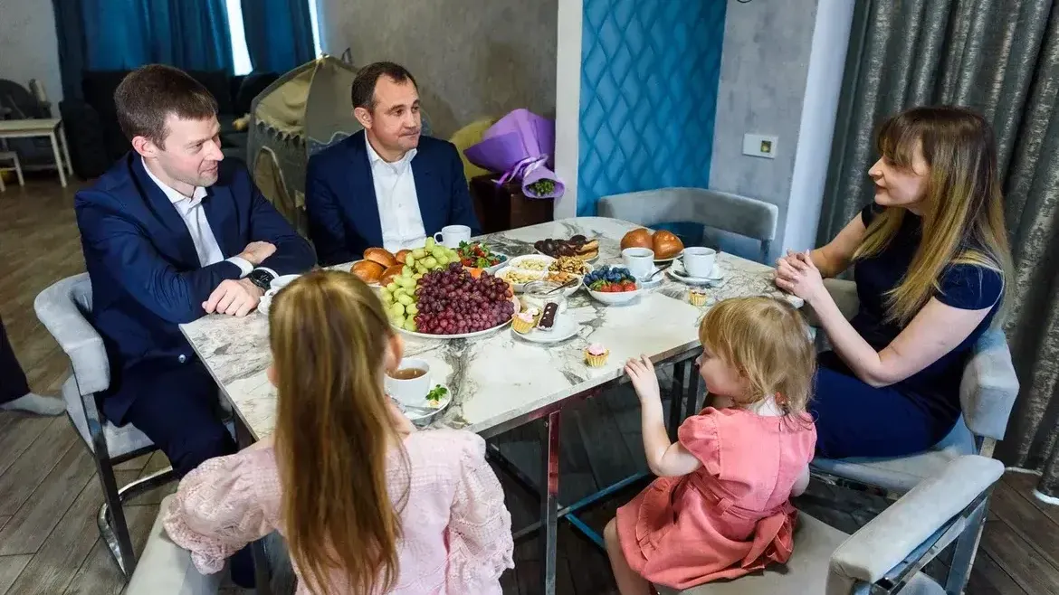 Игорь Брынцалов и Сергей Юров поздравили Анастасию Потапову с 8 марта в Балашихе