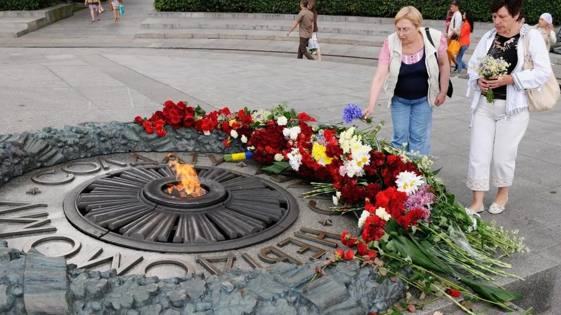 Полицейские Киева запретили женщине возлагать цветы к Вечному огню