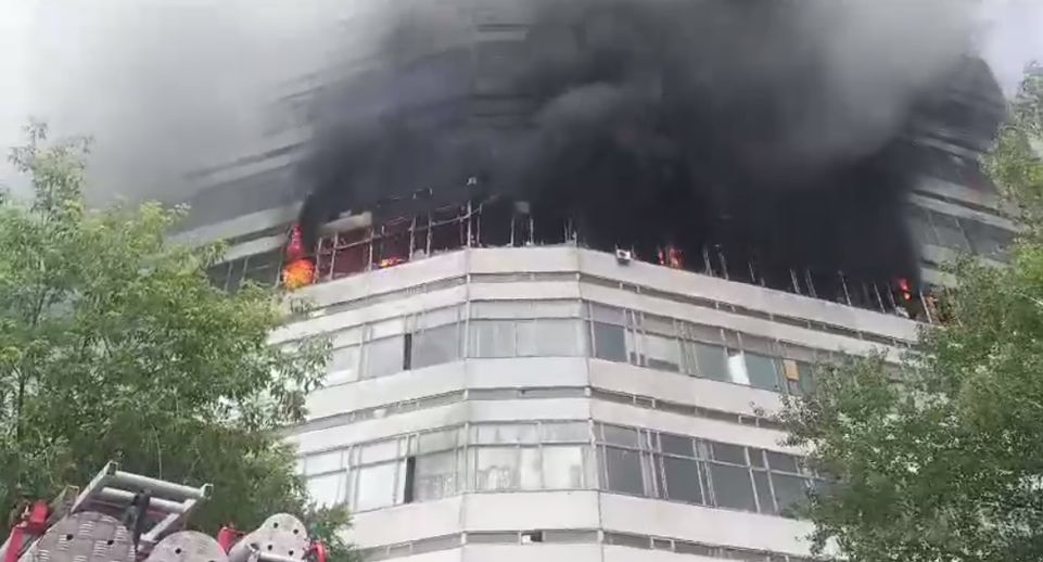 Возгорание в НИИ «Платан» во Фрязине тушат свыше 70 пожарных