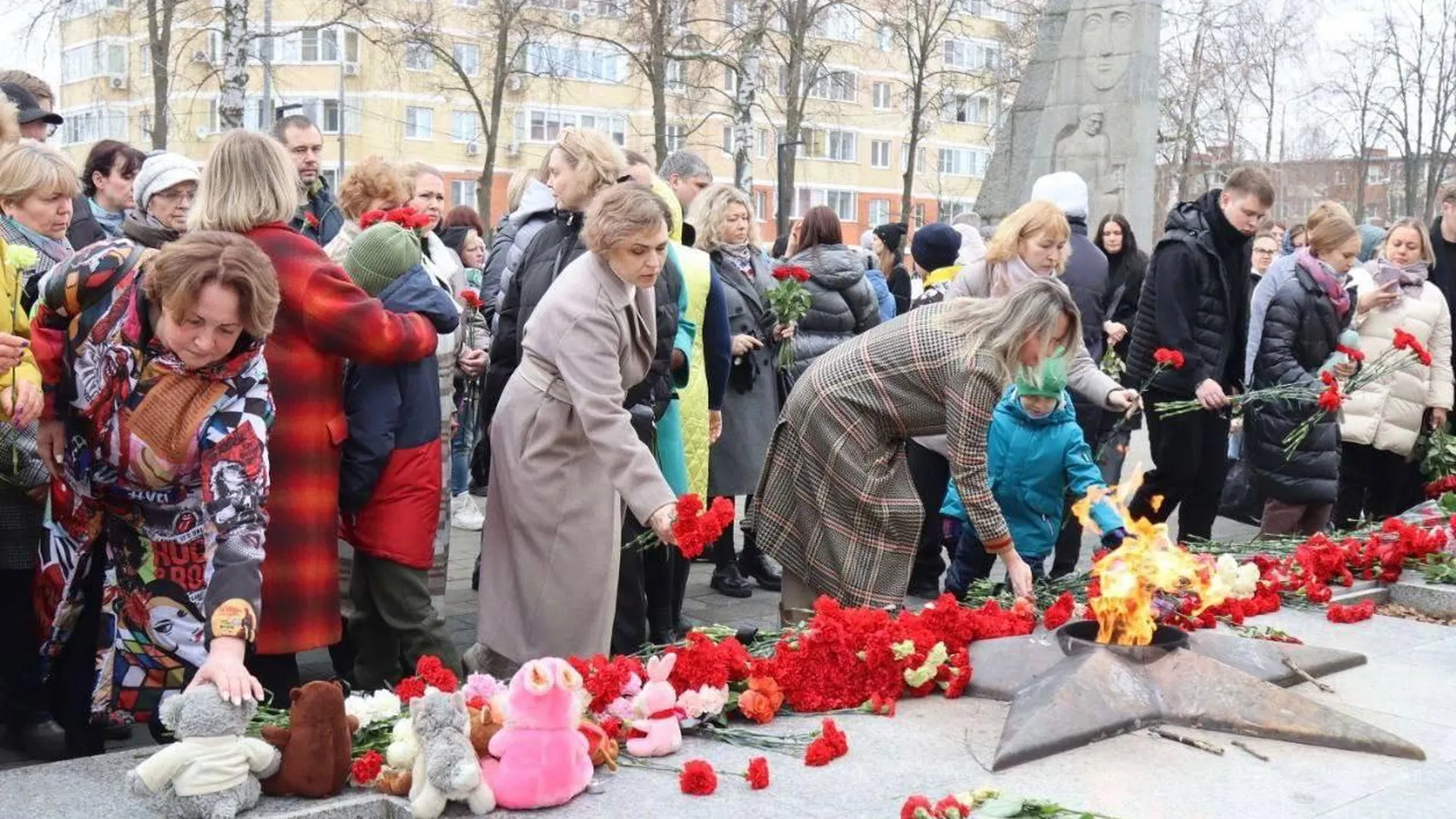 В Ступине возложили цветы в память о жертвах теракта прошло «Крокусе»