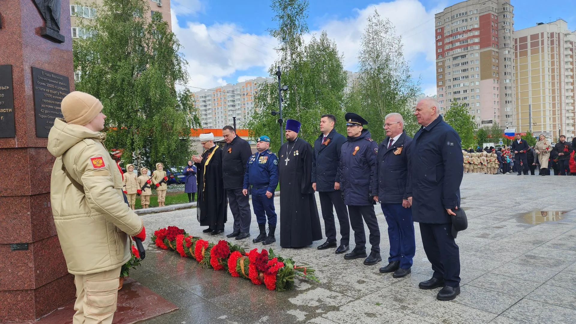 Глава Подольска возложил цветы к стеле «Населенный пункт воинской доблести»  | РИАМО в Подольске