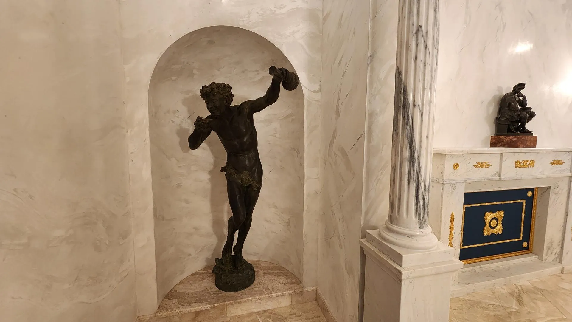 Скульптура Бахуса 19‑го века украсила интерьеры в «Банях Алексеева» Подольска