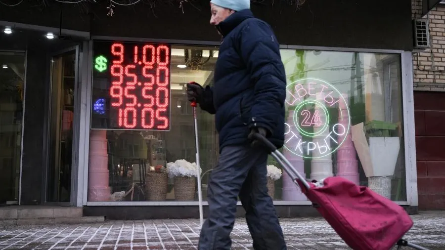 Финансист: из-за геополитики в марте доллар может стоить 80-100 рублей