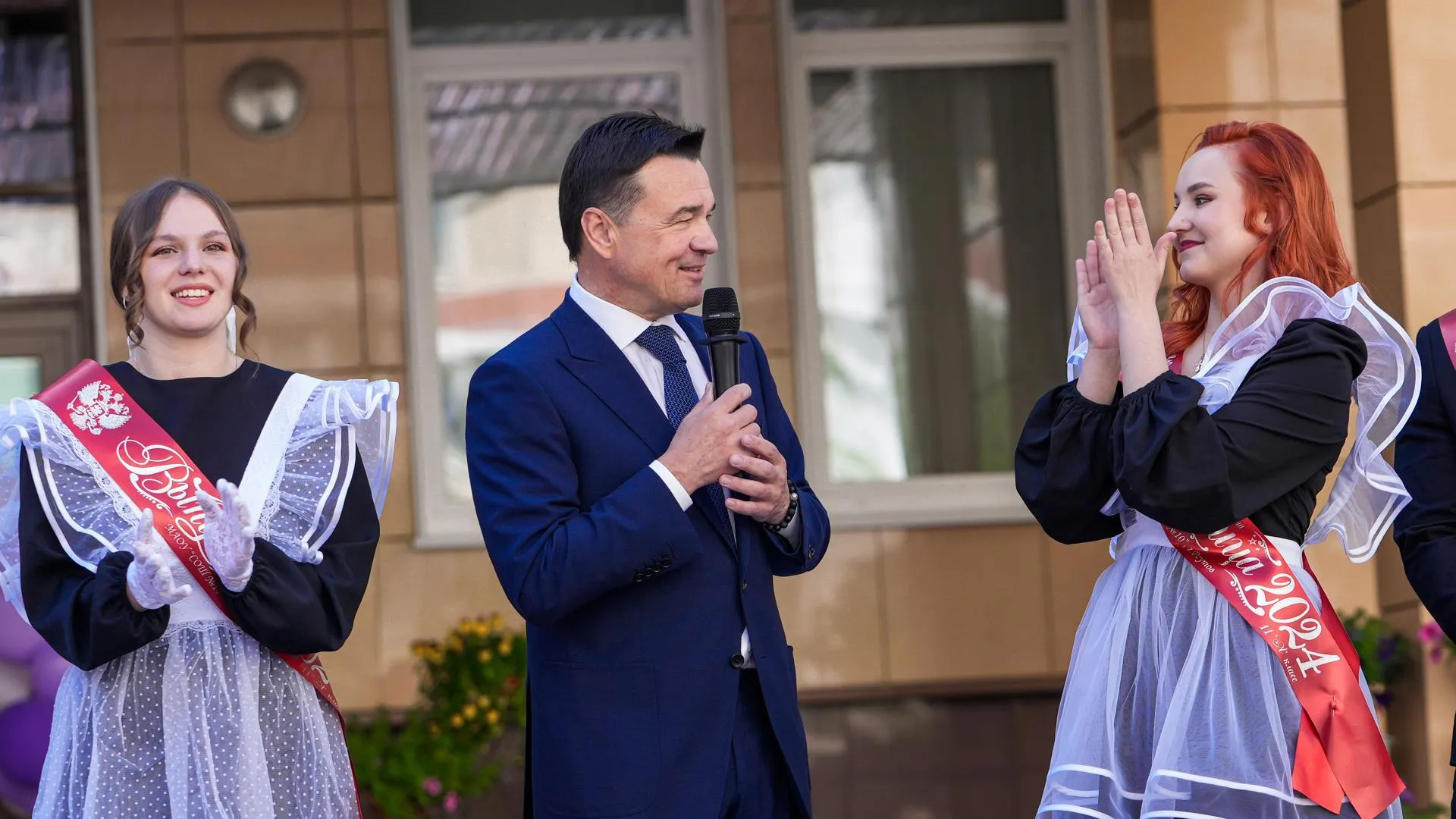 Андрей Воробьев поздравил учителей, детей и родителей с последним звонком