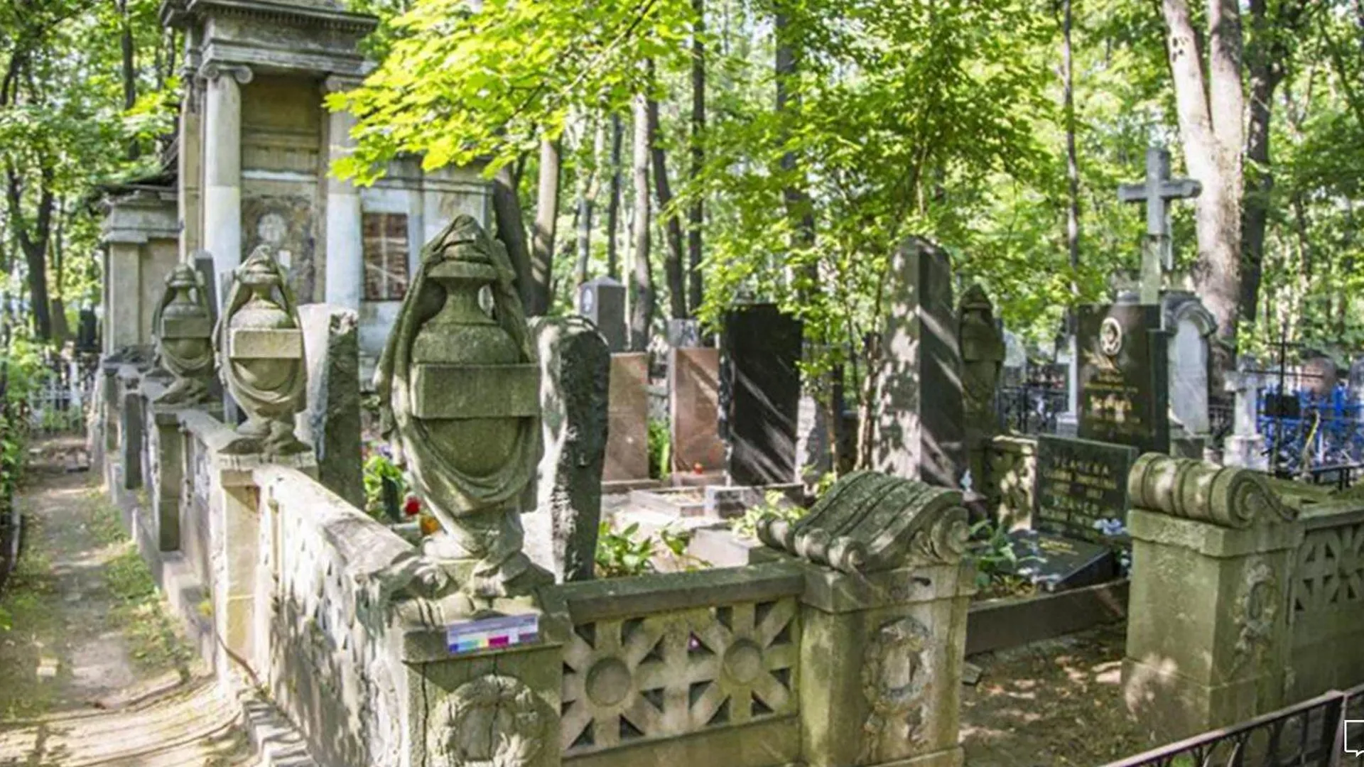 На кладбищах Москвы отреставрируют старинные надгробия
