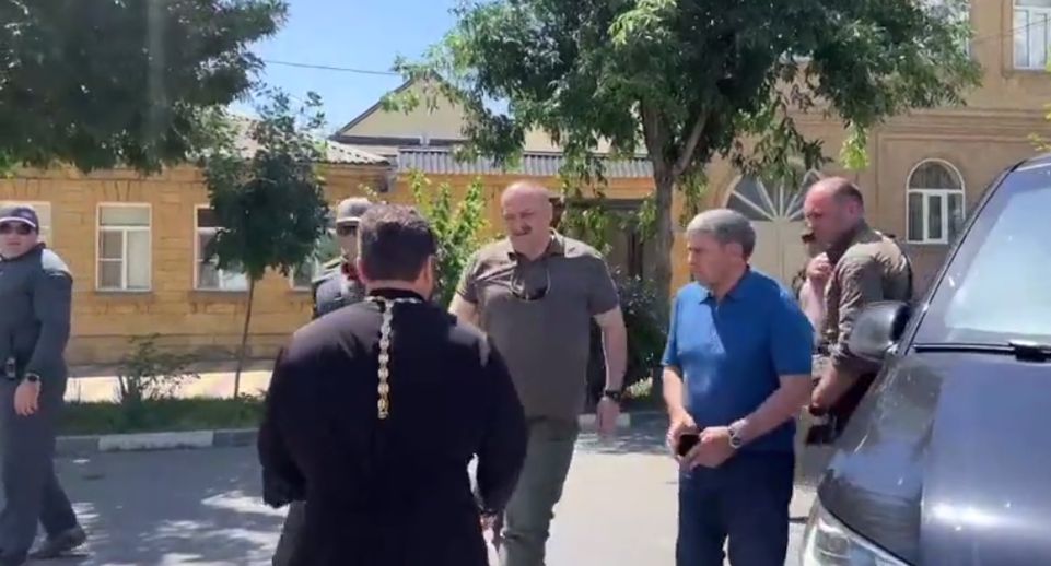 Глава Дагестана Меликов посетил синагогу и церковь в Дербенте
