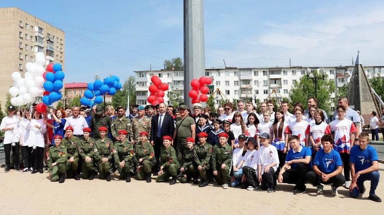 В Ступине на бульваре Победы торжественно подняли Государственный флаг России