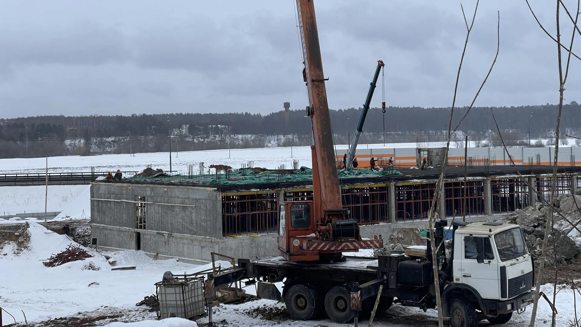 В Звенигороде продолжается строительство новой школы