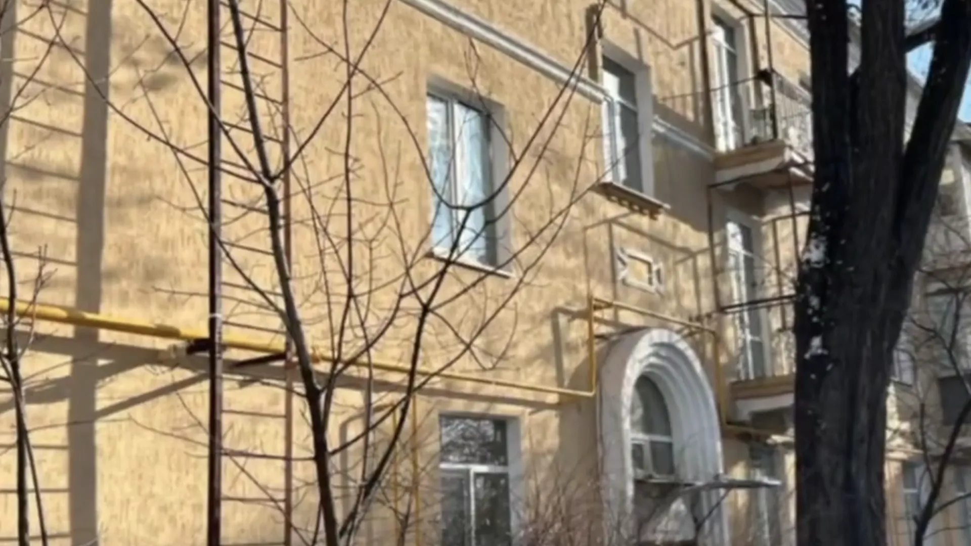 Подмосковные специалисты восстановили сталинский дом в Мариуполе