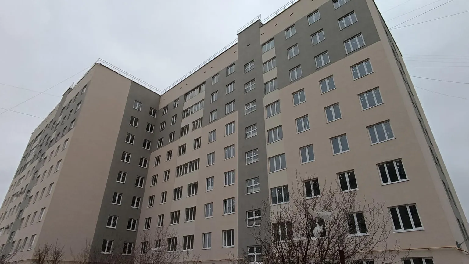 Подмосковные специалисты продолжают восстанавливать здание в Мариуполе