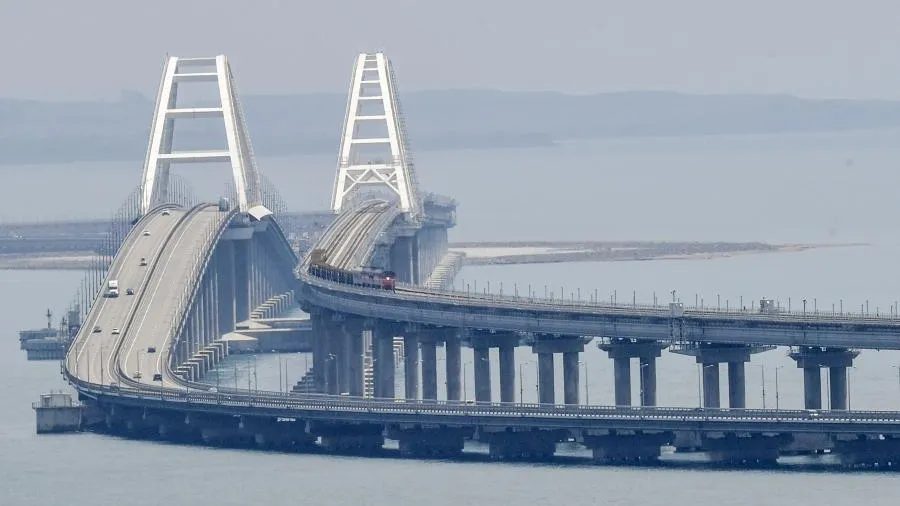 Движение транспорта по Крымскому мосту приостановлено