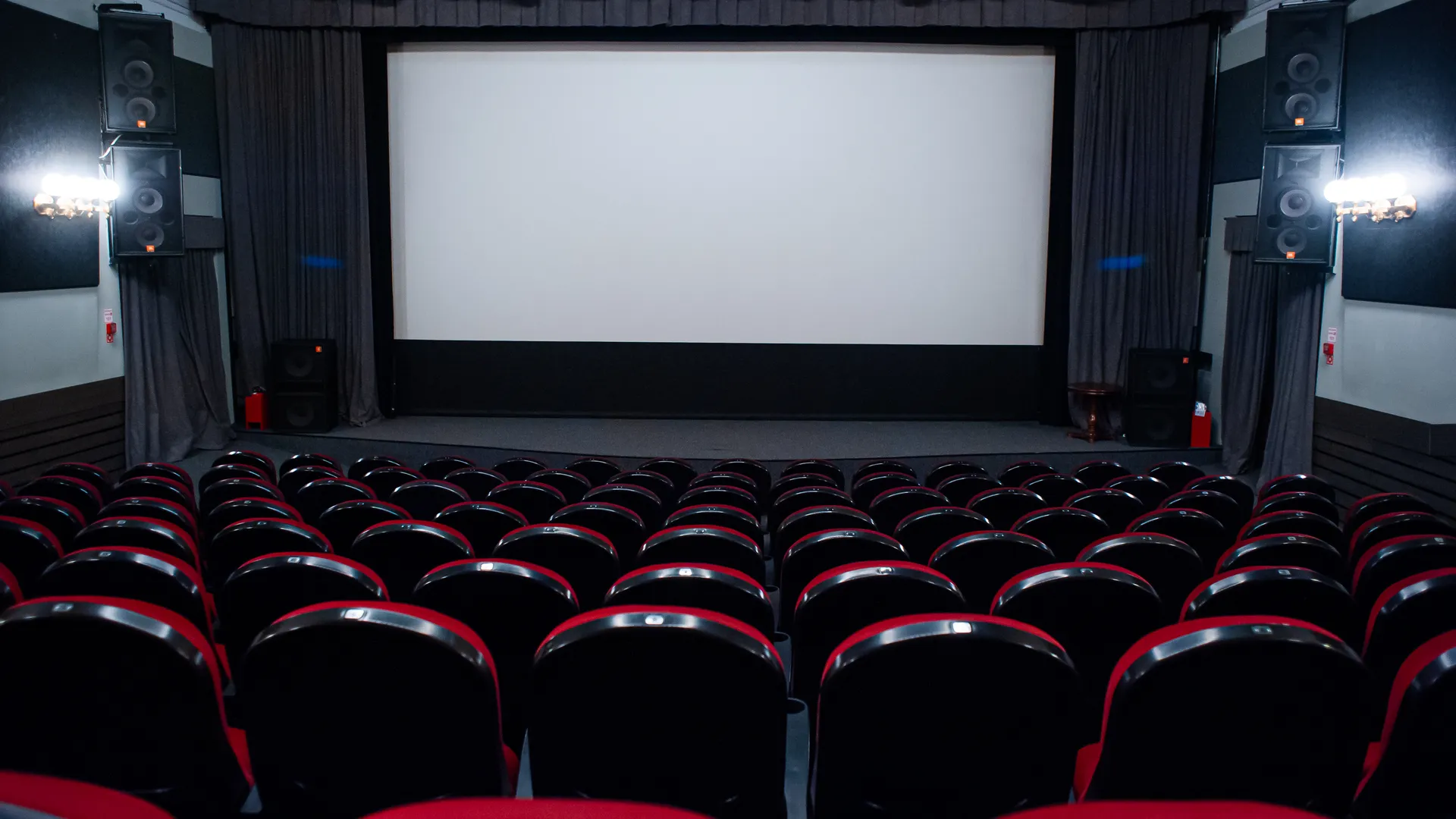 Российские кинотеатры терпят миллиардные убытки после ухода Голливуда