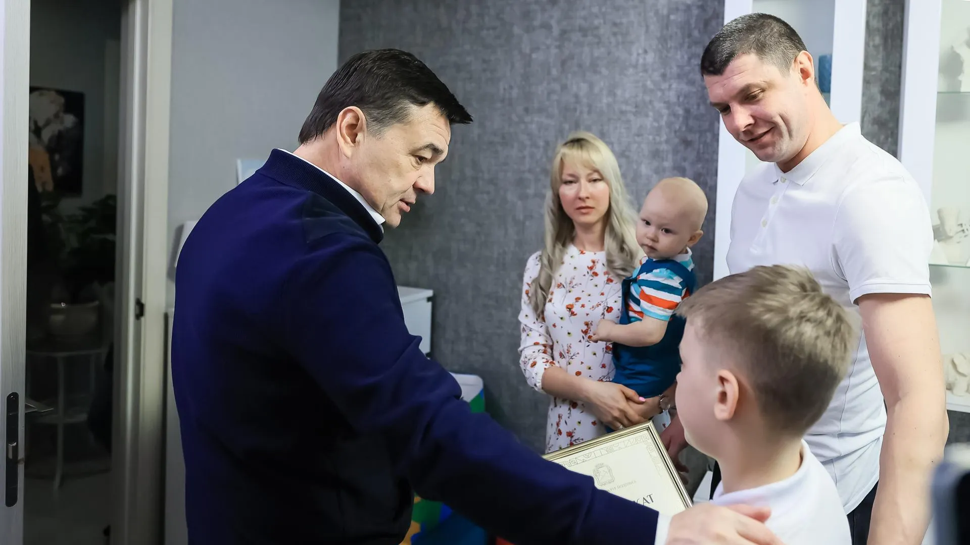 Андрей Воробьев вручил сертификат на 3‑комнатную квартиру семье участника СВО из Подольска