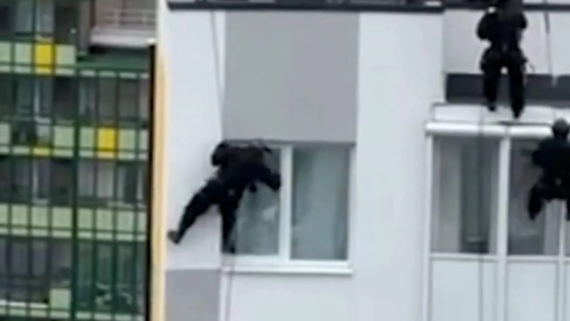 Фото: спецназ на тросах влетел в окно драгдилеров в Петербурге