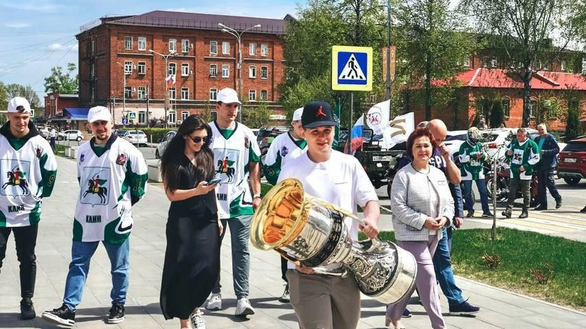 Подмосковный хоккеист Гераськин привез Кубок Гагарина в свой родной город Клин