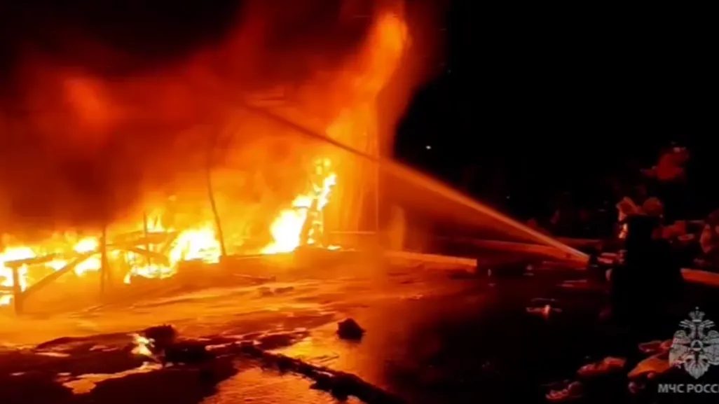 В Астрахани локализовали пожар на местном рынке