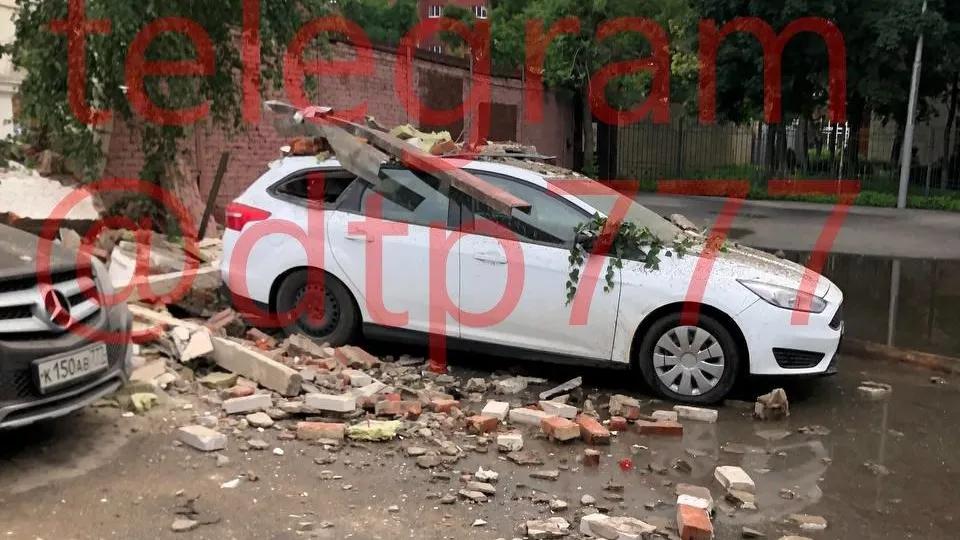 Стена рухнула на припаркованные иномарки при сносе здания в Москве