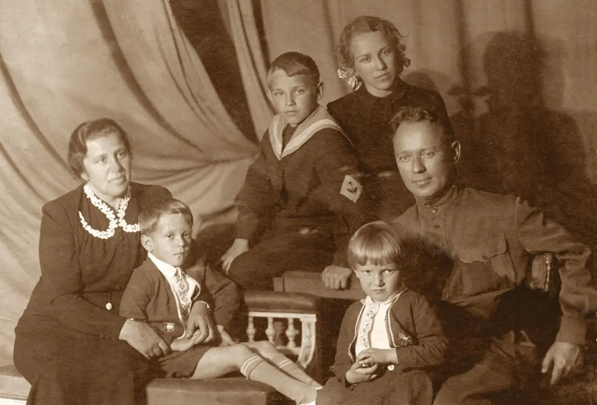 Семья М. А. Шолохова (апрель 1941 года). Слева направо: Мария Петровна с сыном Мишей, Александр, Светлана, Михаил Шолохов с Машей.