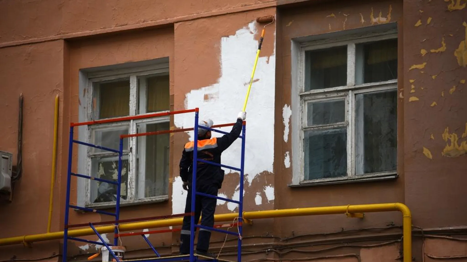 Ремонт фасада и кровли дома в микрорайоне Подольска закончат к концу октября 2016 г