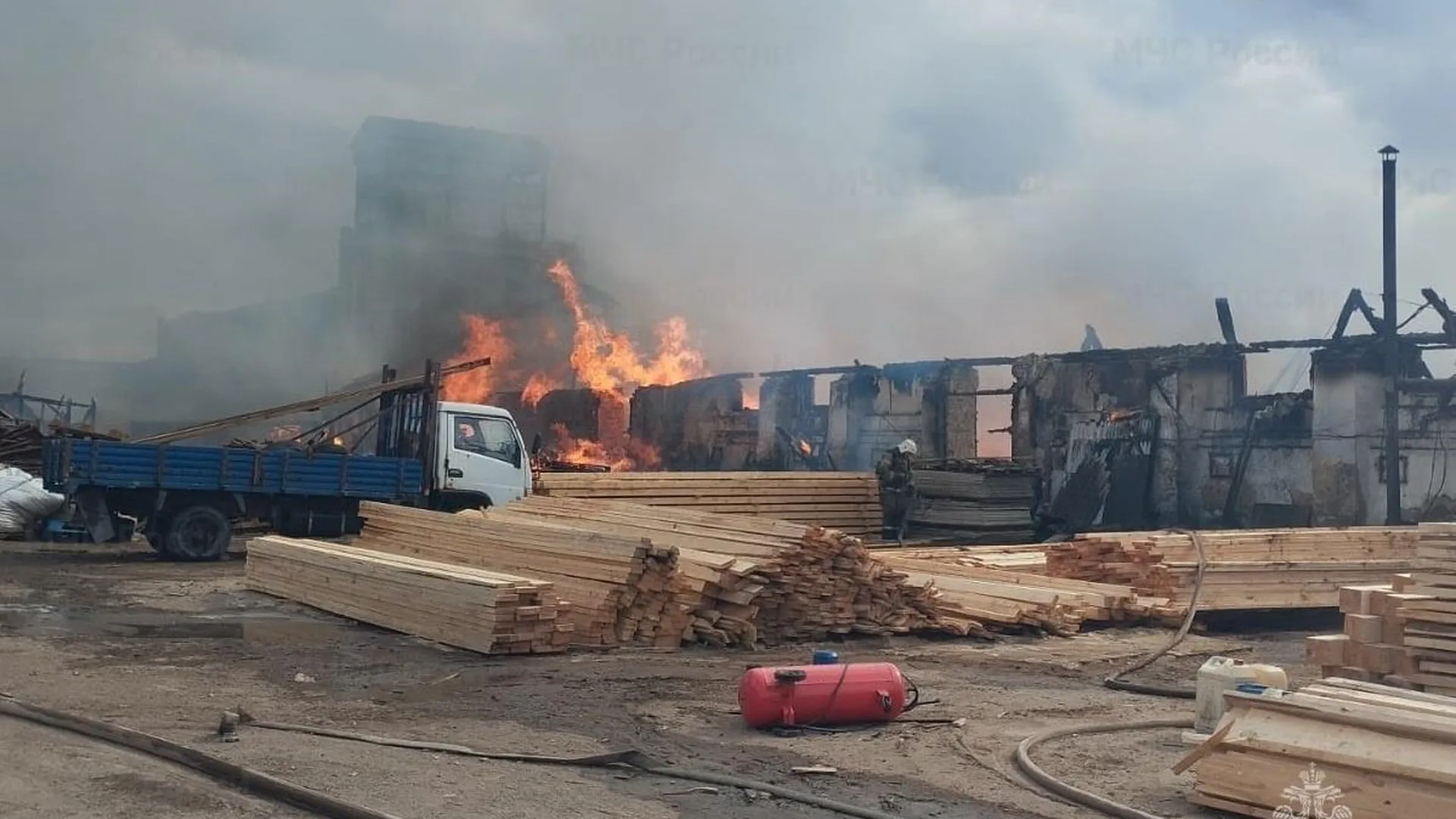 Крупный пожар произошел на пилораме в Калужской области