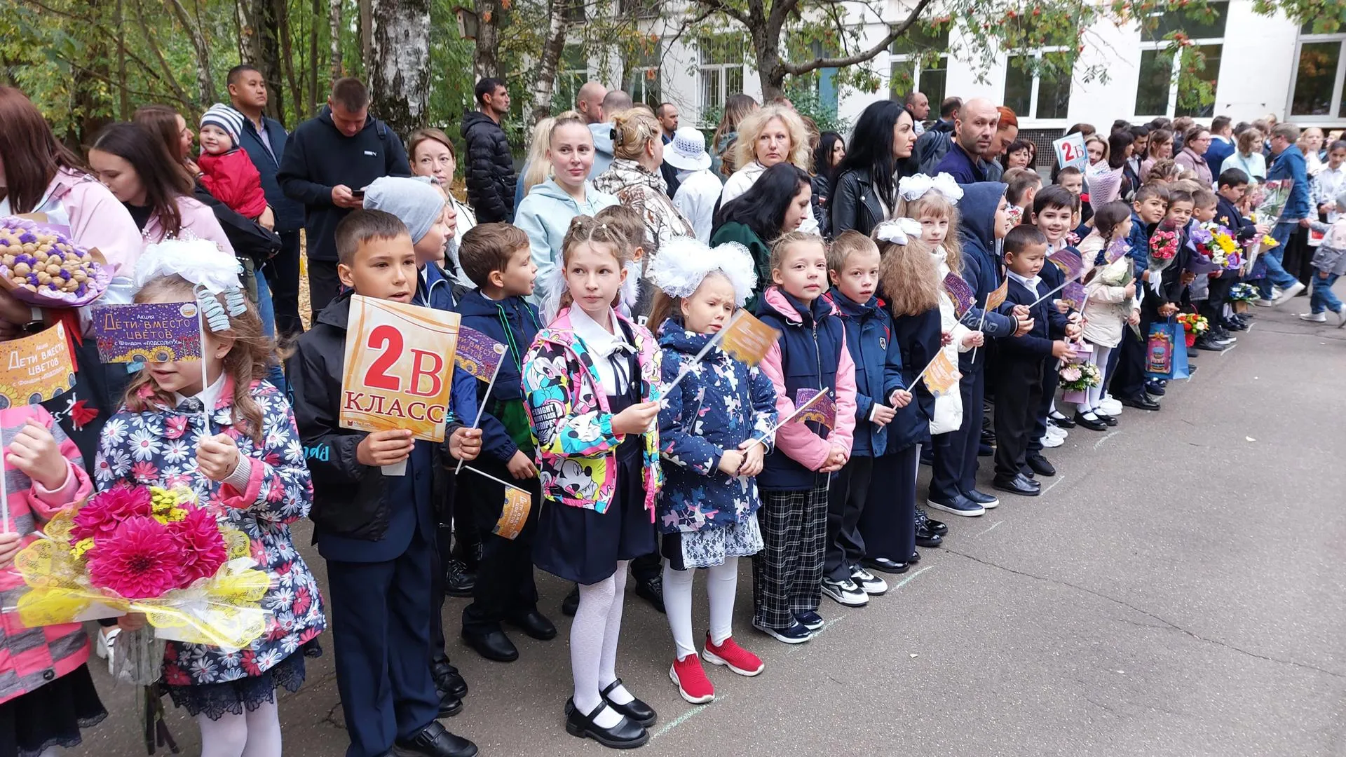 Мытищи 1 июня. Школа 10 Мытищи. Школа 4 Мытищи. 1 Сентября 2022. День знаний.