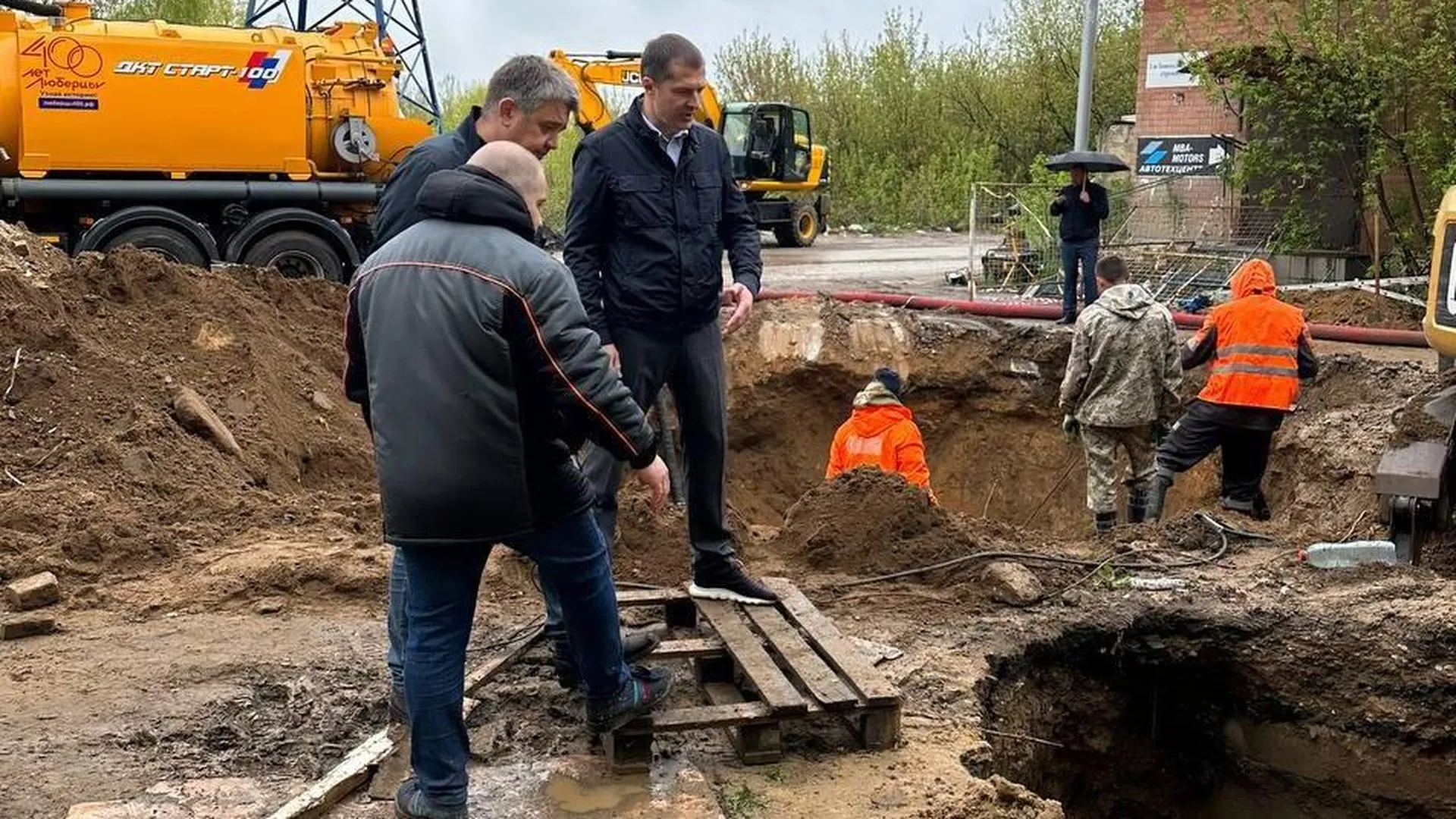 Глава Люберец проверил работы по ликвидации аварии на коллекторе в поселке Красково