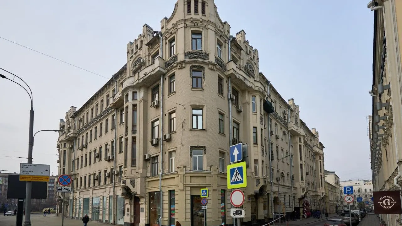Город выставил на торги два помещения для бизнеса в исторических зданиях района Арбат