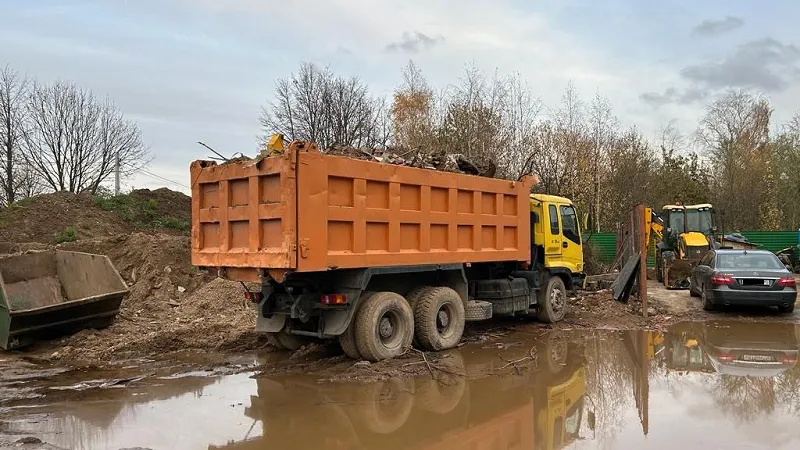 В 4 округах Подмосковья задержали людей за незаконную добычу песка и сброс строймусора