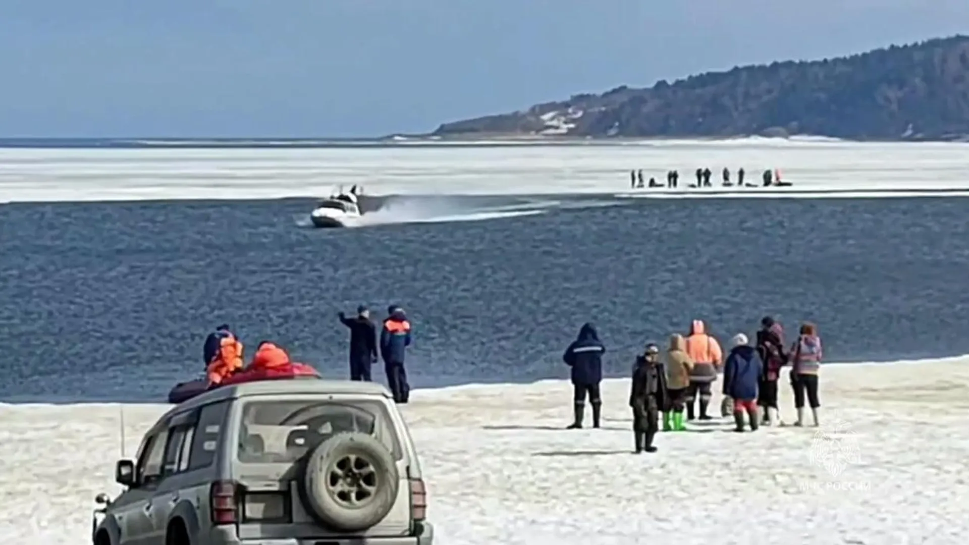Спасатели эвакуировали 20 рыбаков с дрейфующей льдины на Сахалине