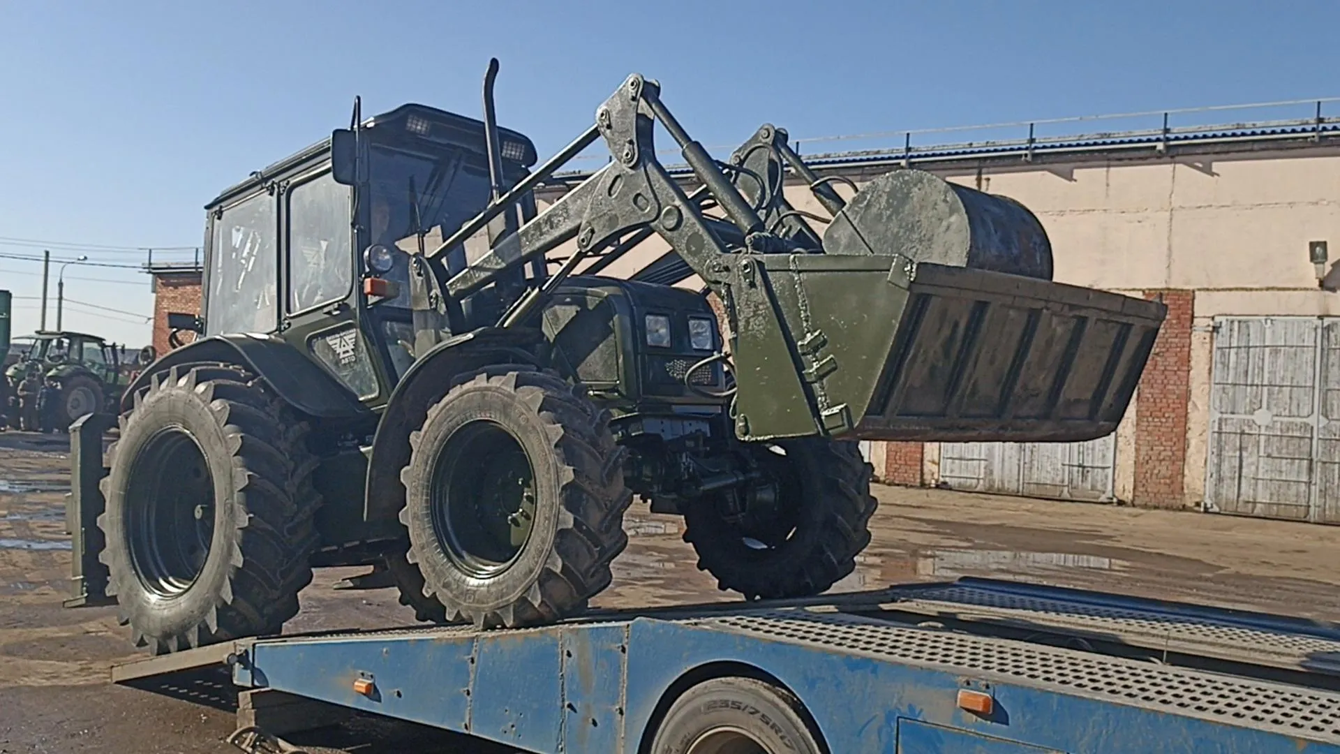 Трактор‑экскаватор для рытья окопов отправили в зону СВО из Серпухова