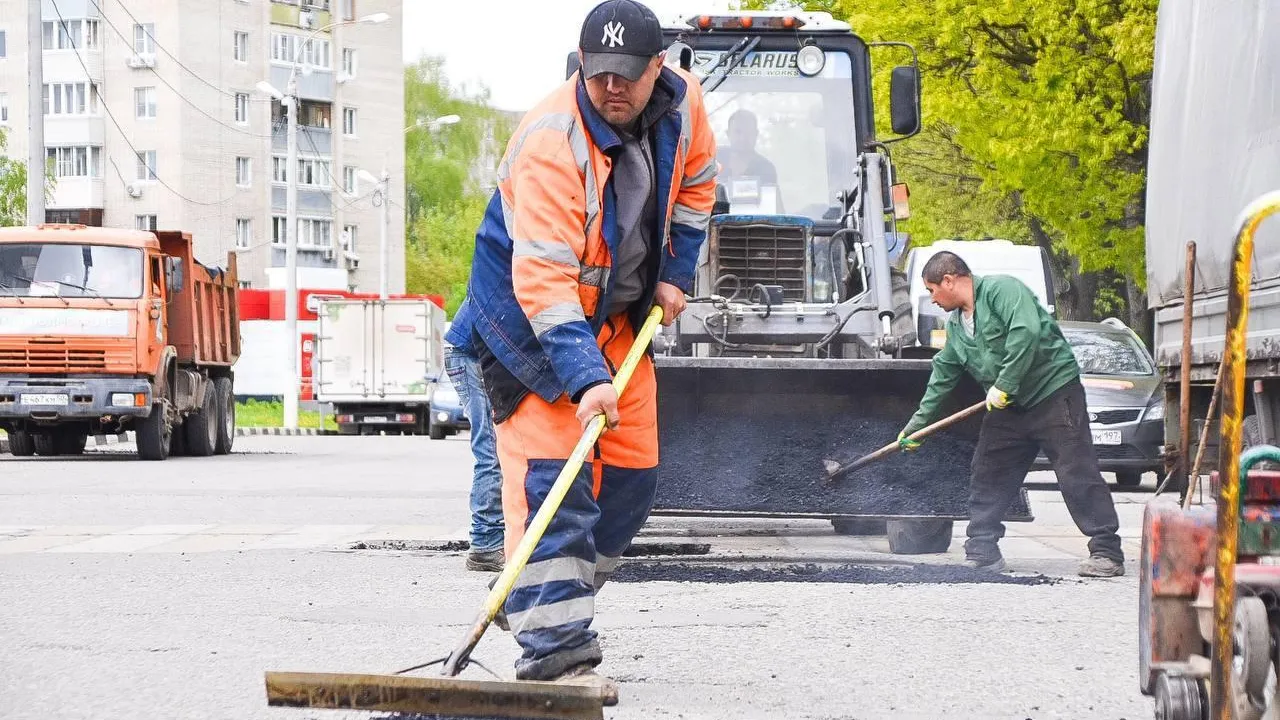 В Подольске рабочие активными темпами ремонтируют ямы на дорогах