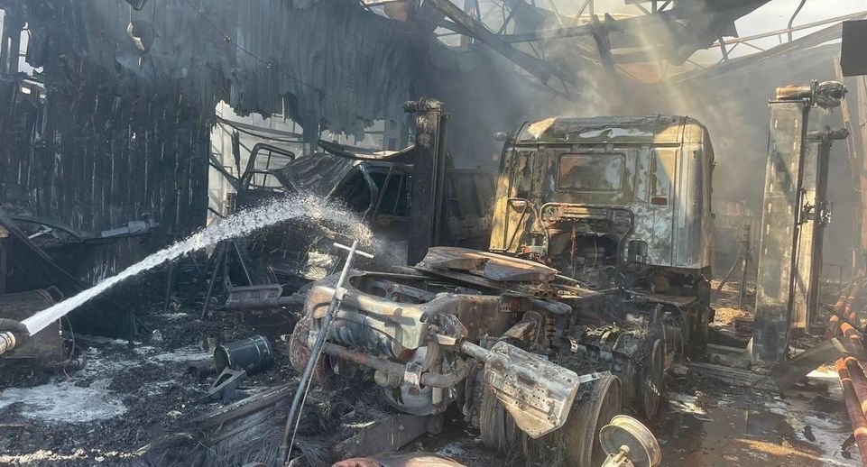 Пожарные тушат возгорание в грузовом автосервисе в Можайском округе