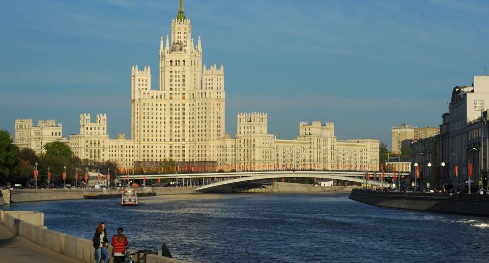 В центре Москвы загорелась высотка на Котельнической набережной