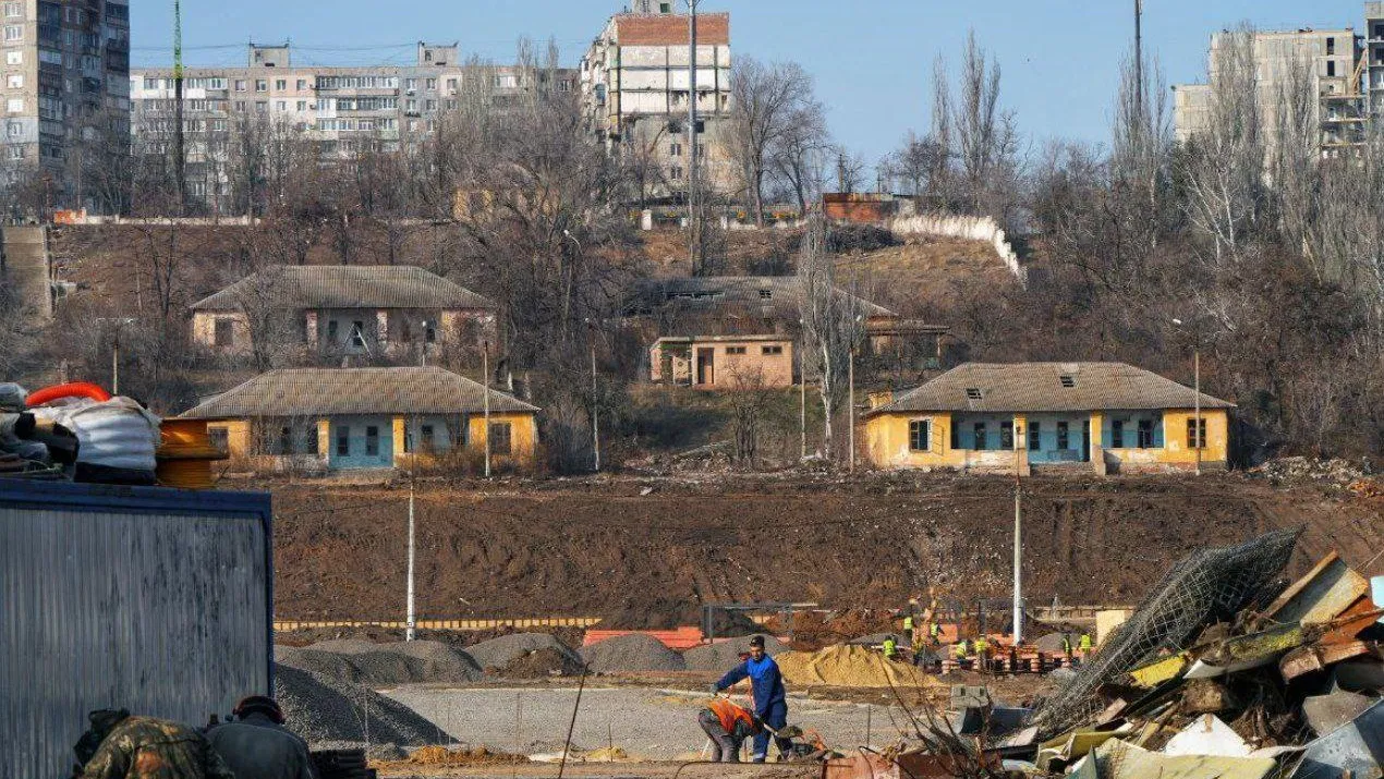 Подмосковные строители начали строить легендарный лагерь «Орленок» в Мариуполе