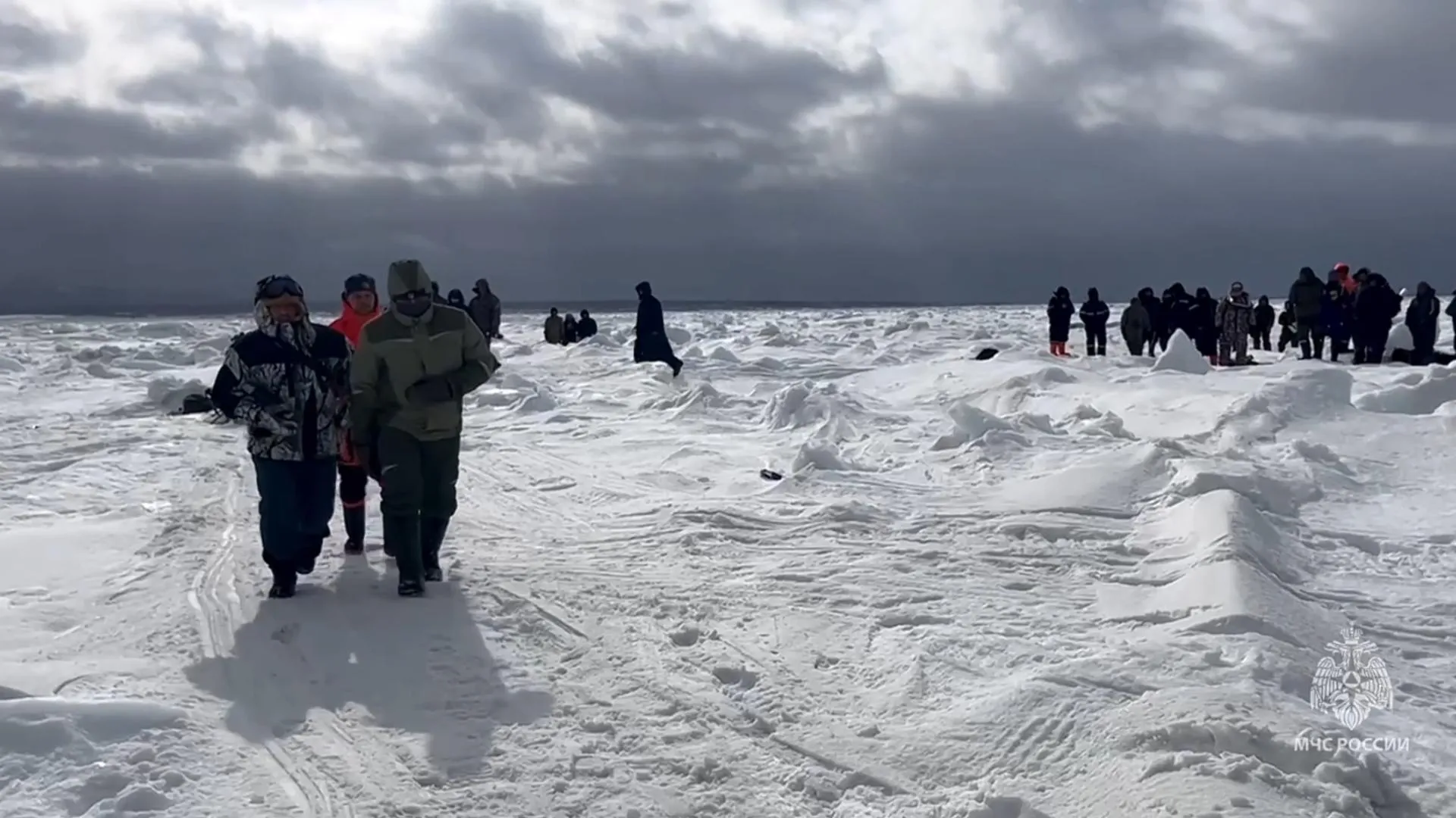 На Сахалине спасли 82 человек, находившихся на льдине в Охотском море