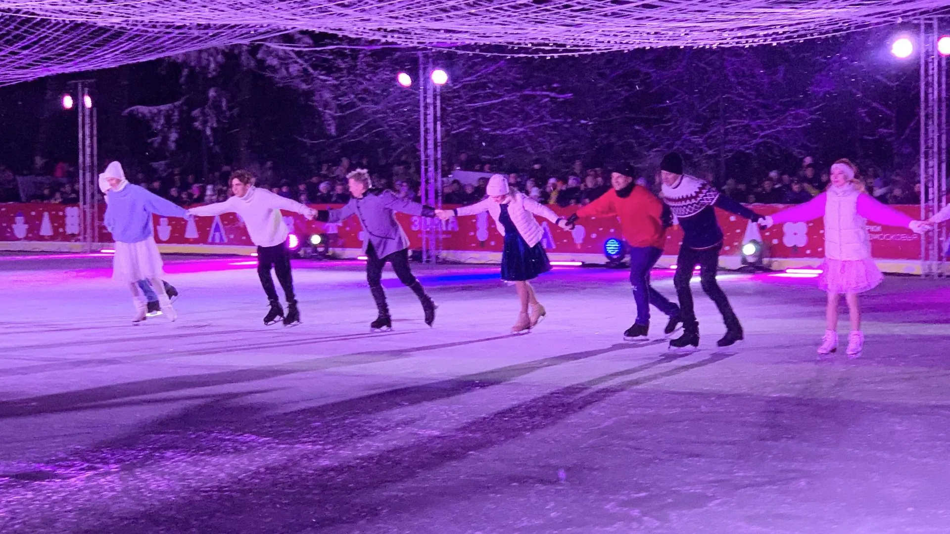 Звезды ледового шоу Ильи Авербуха поздравили жителей Балашихи с Новым годом
