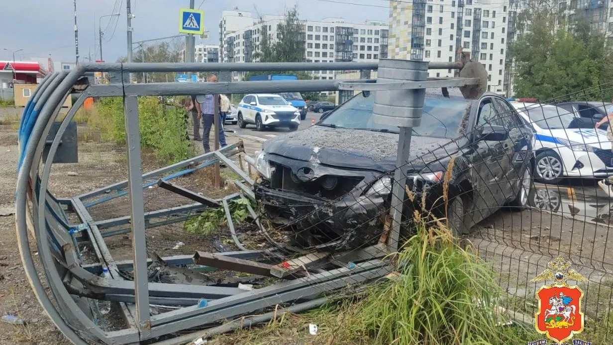 Иномарка влетела в автобусную остановку в Подмосковье. Пострадали 2 человека