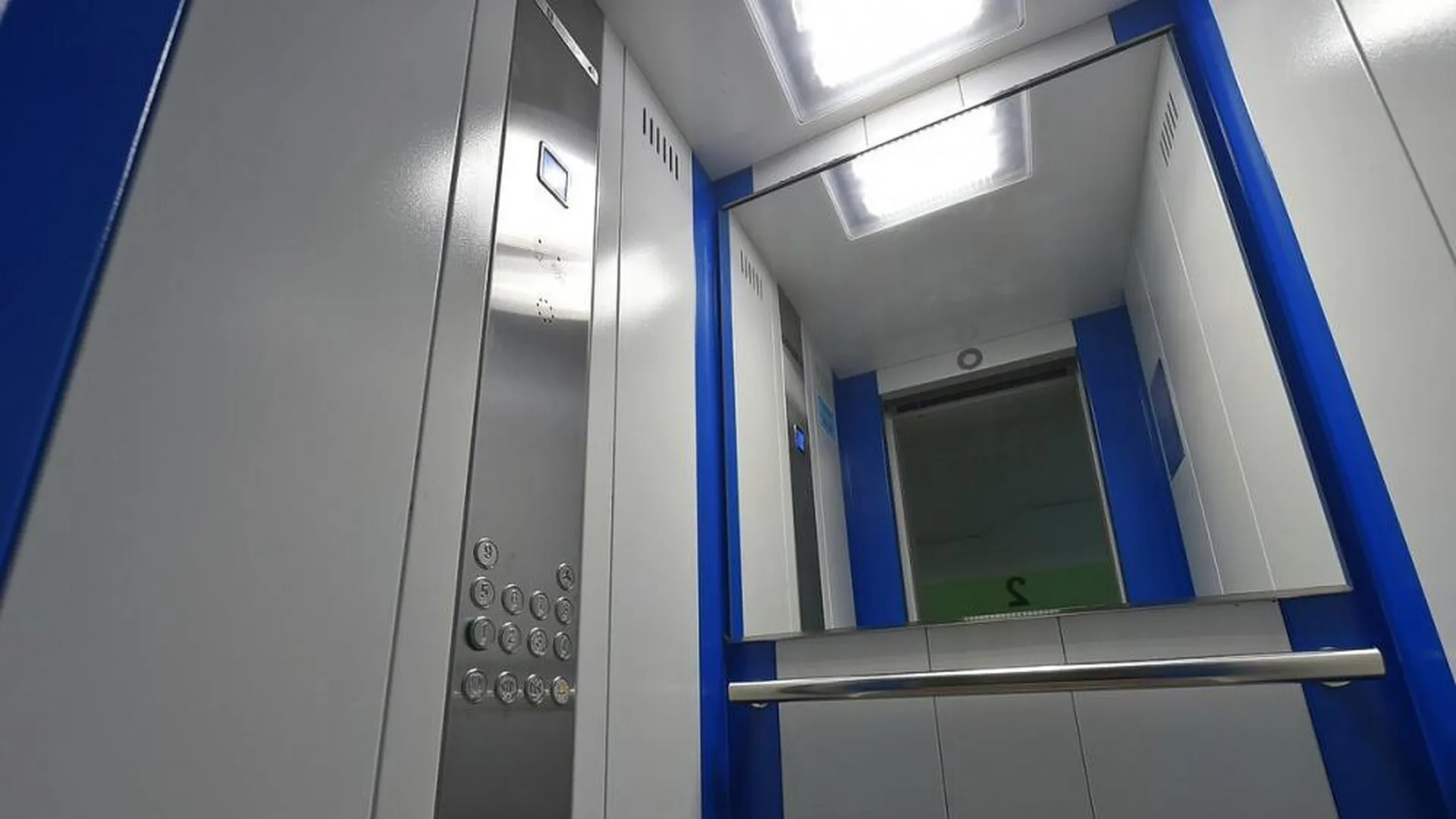 Более 300 новых лифтов установили в домах Подмосковья, где проживают ветераны ВОВ