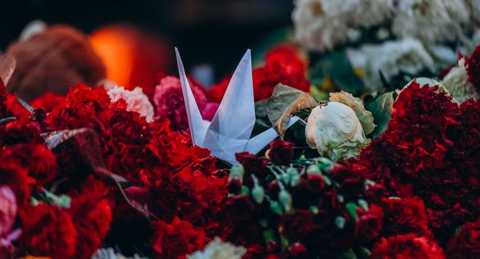 У «Крокуса» убрали стихийный мемориал, посвященный жертвам теракта