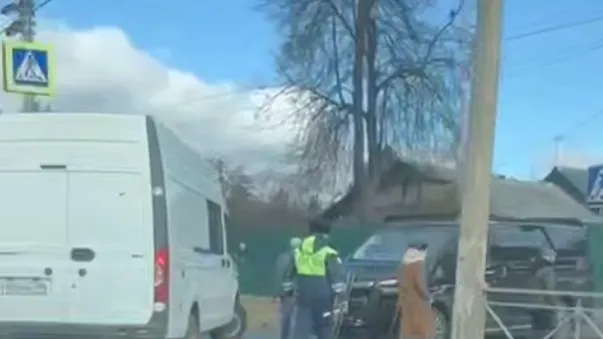Видео: «Волга» и минивэн не смогли разъехаться у Дедовска в Подмосковье