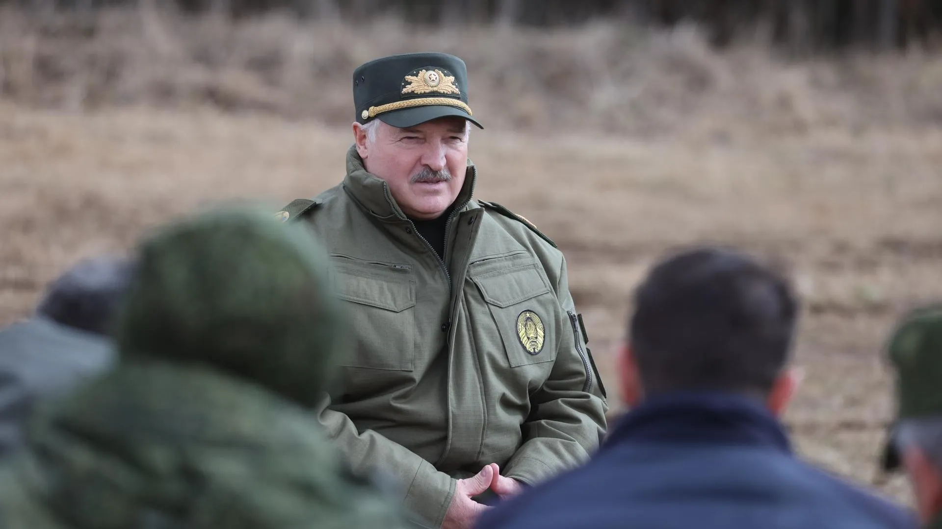 Лукашенко обнимался с ядерной боеголовкой стратегического назначения