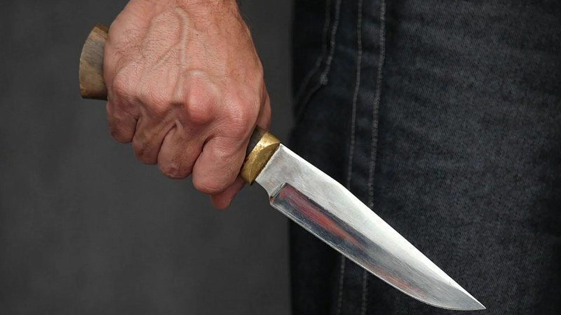 Вооруженный ножом мужчина забрался на карниз 11 этажа госпиталя в Москве