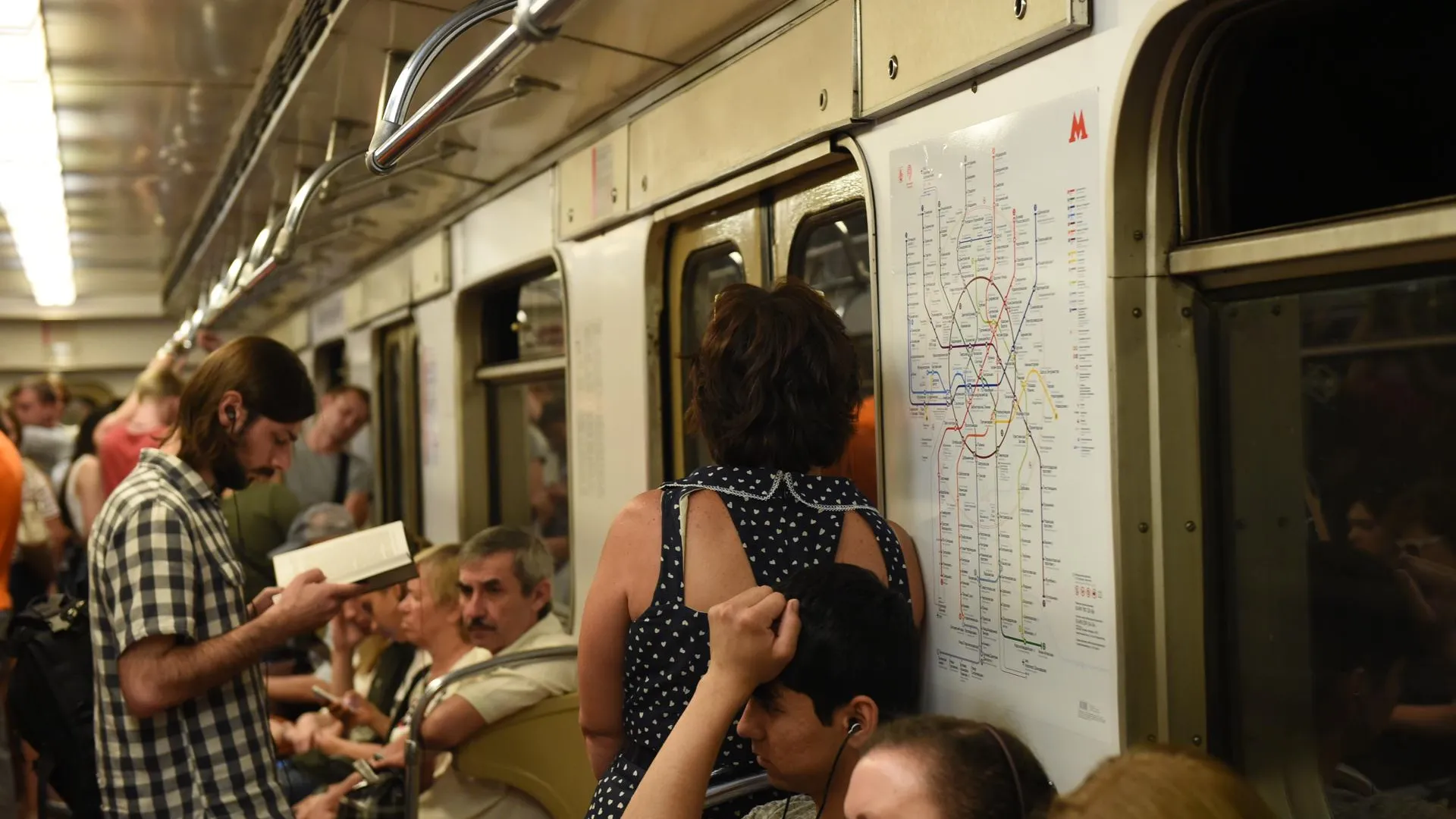 В московском метро появятся стикеры, предупреждающие пассажиров о  карманниках и грабителях | РИАМО