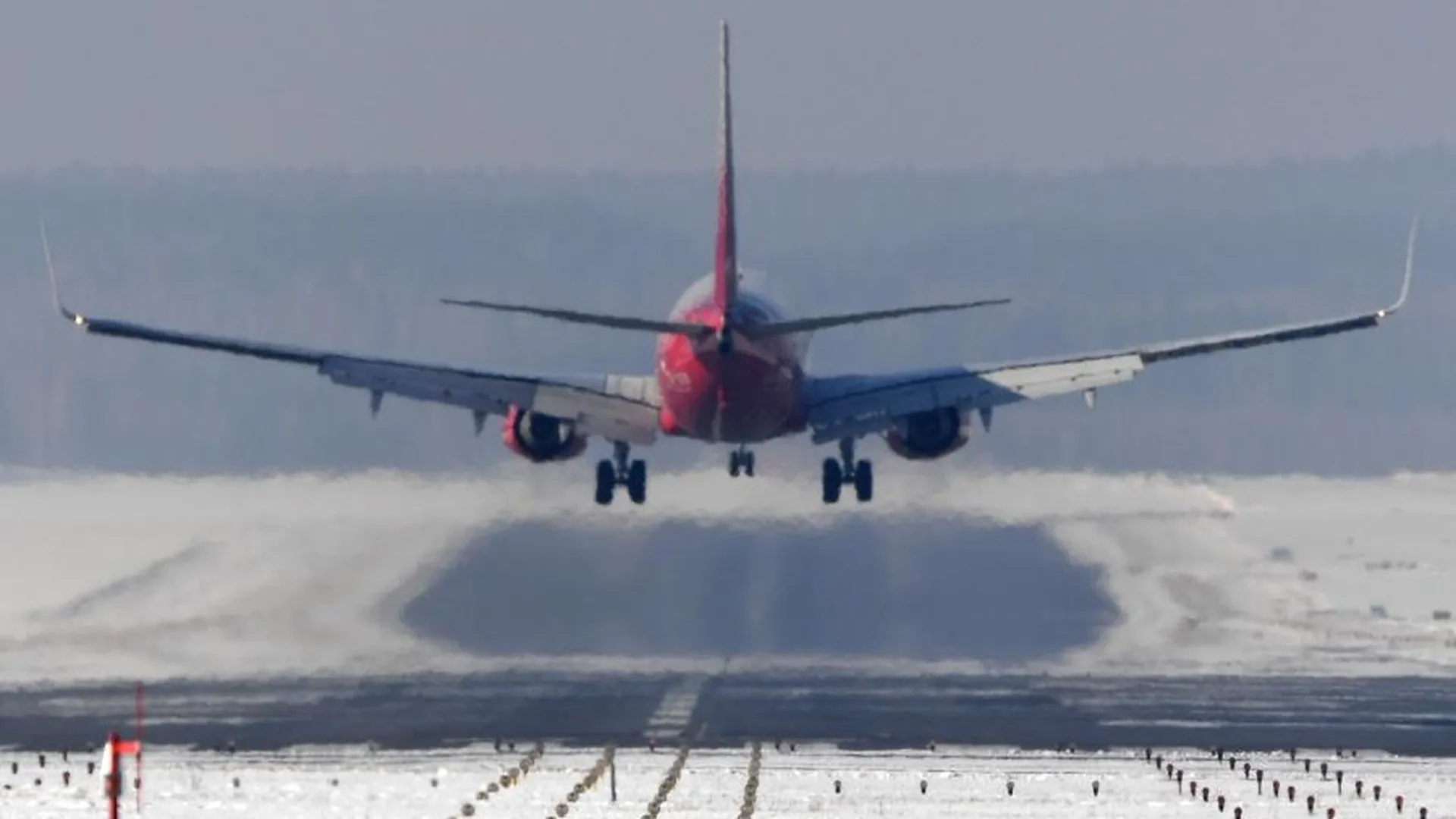 SHOT: самолет со 100 пассажирами вернулся в аэропорт Петербурга из‑за пожара