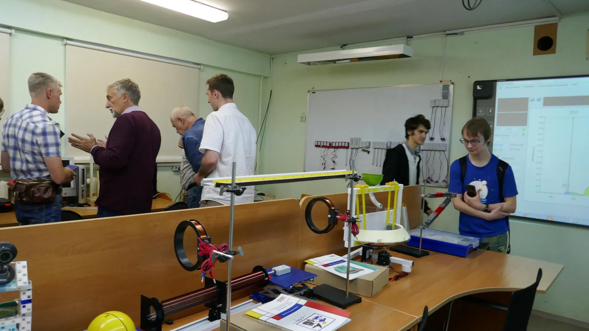 В Подольске открыли школьную лабораторию по построению спутников