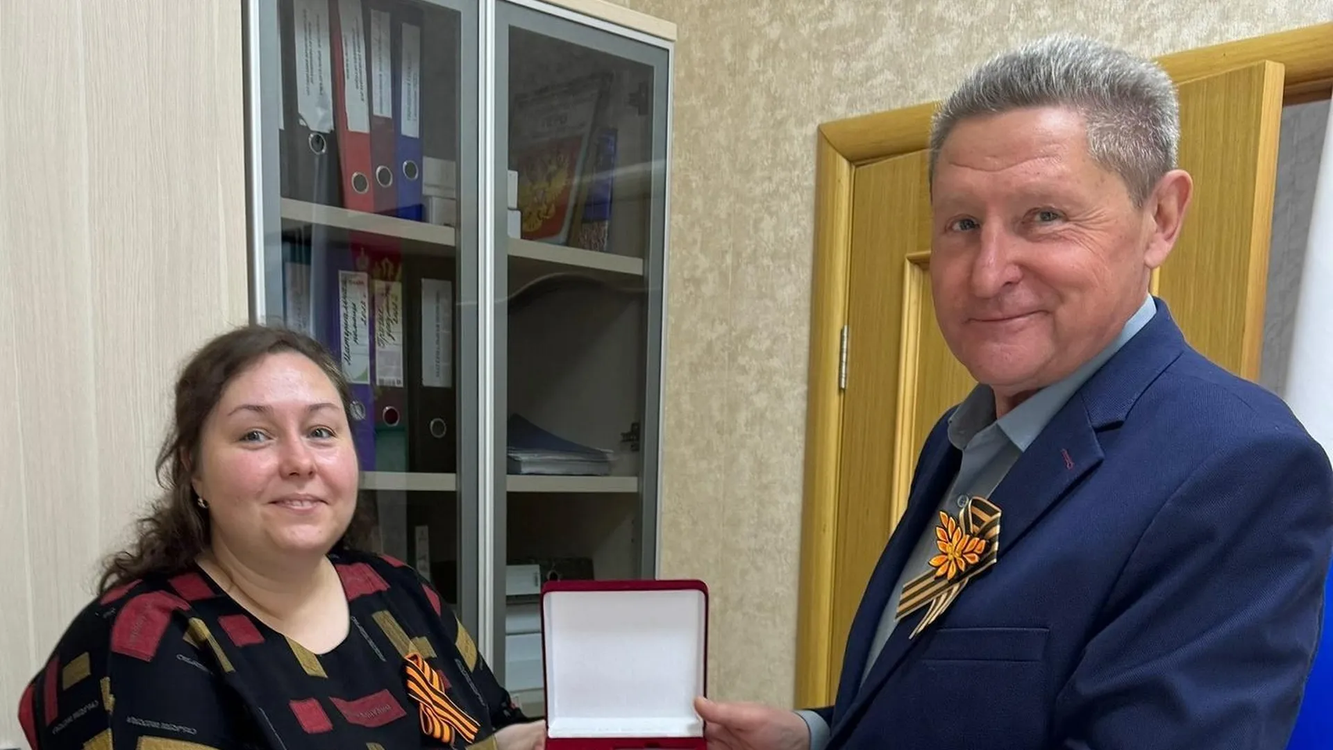 Депутат Барсуков вручил награды Мособлдумы отличившимся жителям Луховиц