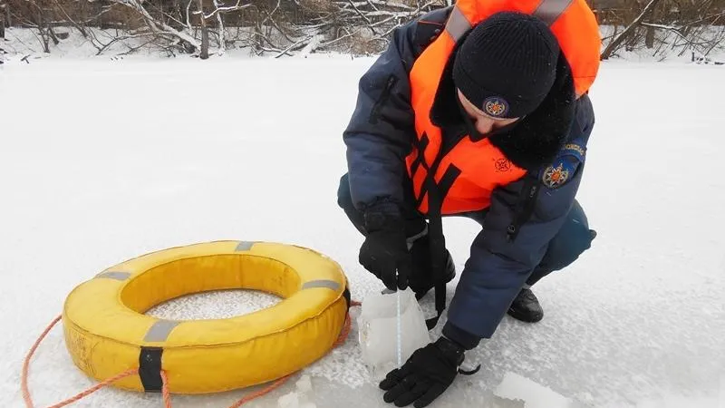 Толщина льда на водоемах в деревнях Мытищ составляет 25 см