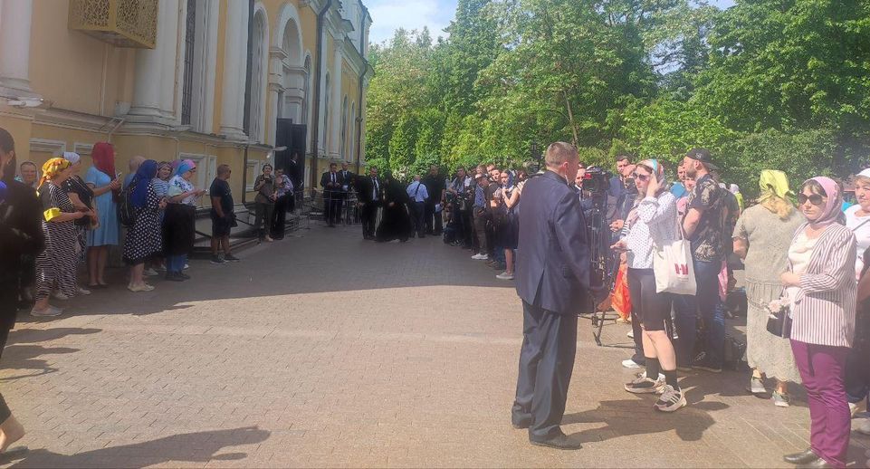 Толпа людей собралась возле Покровского монастыря для прощания с Заворотнюк