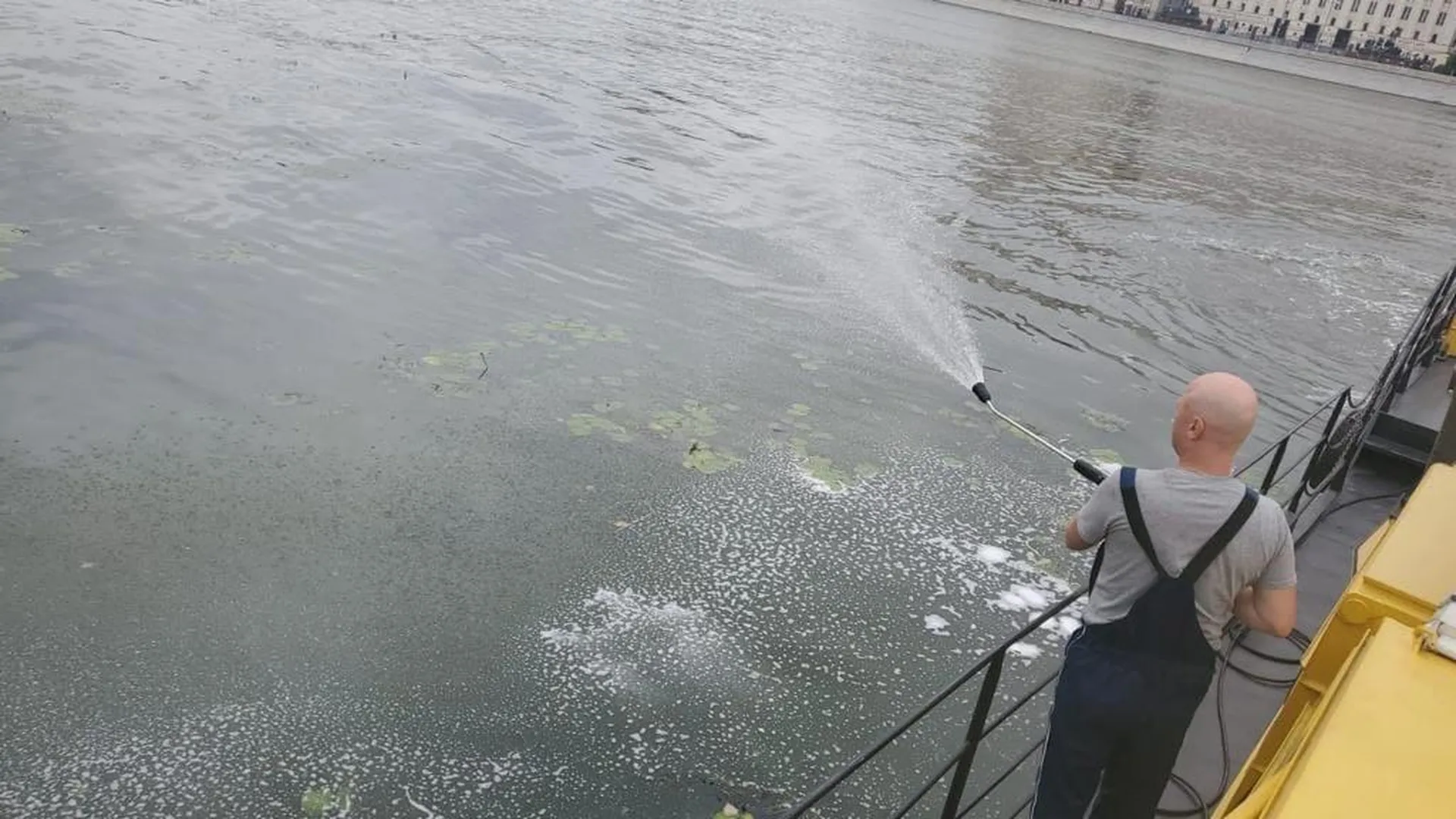 Специалисты ликвидируют масляное пятно на Москве‑реке в районе Крымского моста
